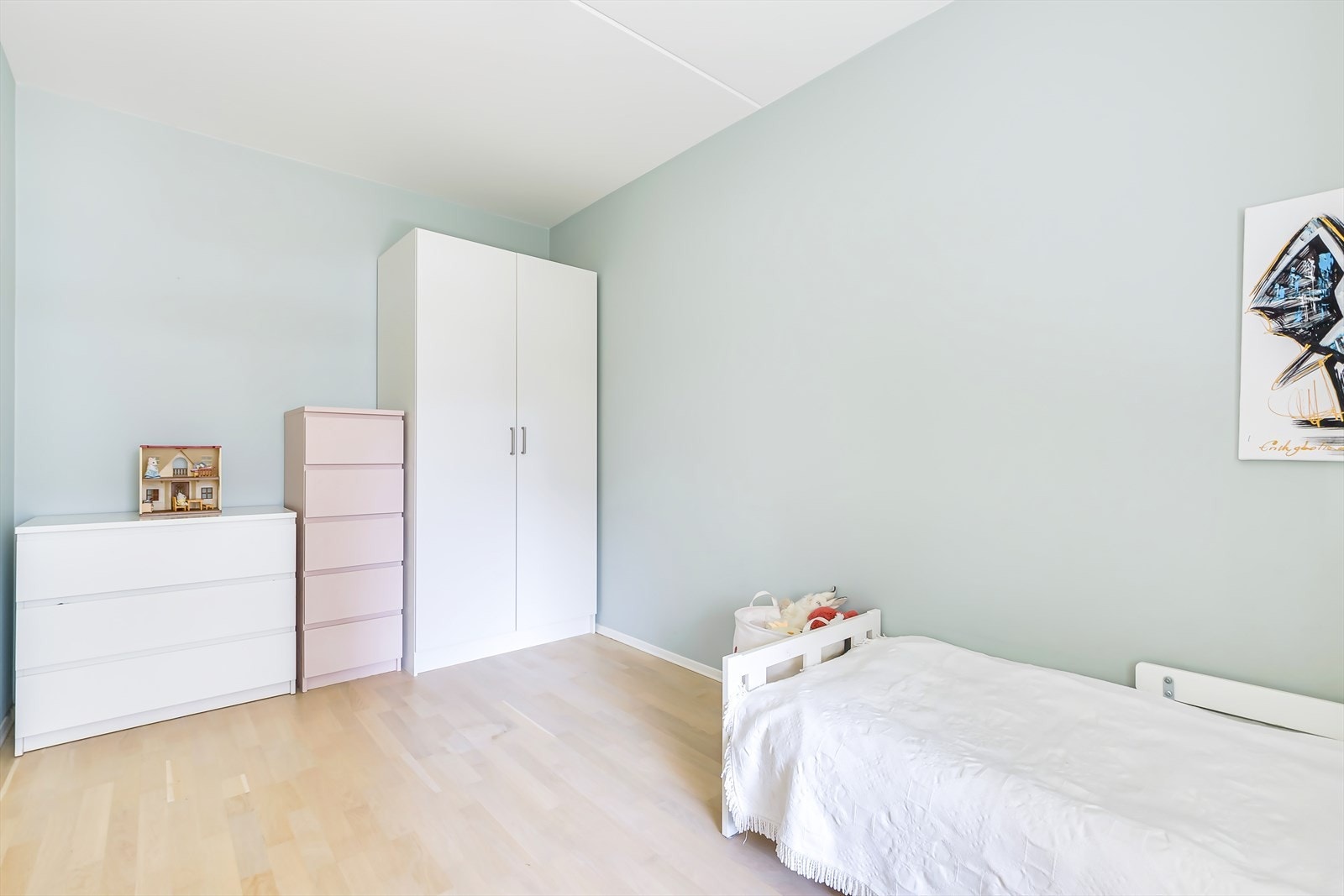 Rommet er malt i en behagelig farge med parkettgulv Galleribilde