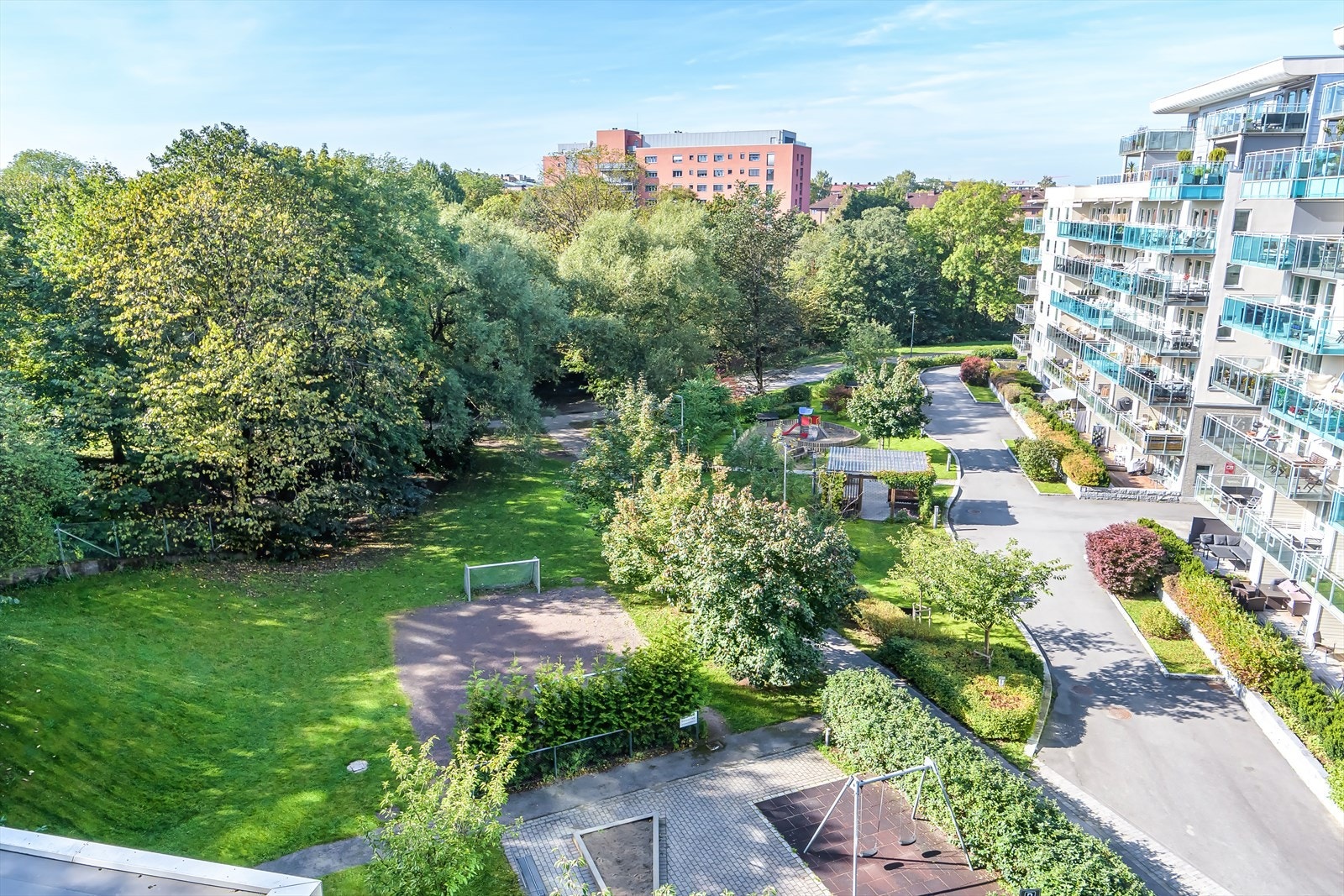 Leiligheten ligger usjenert innerst i en blindvei, med flott utsikt til elv og uten trafikkstøy Galleribilde