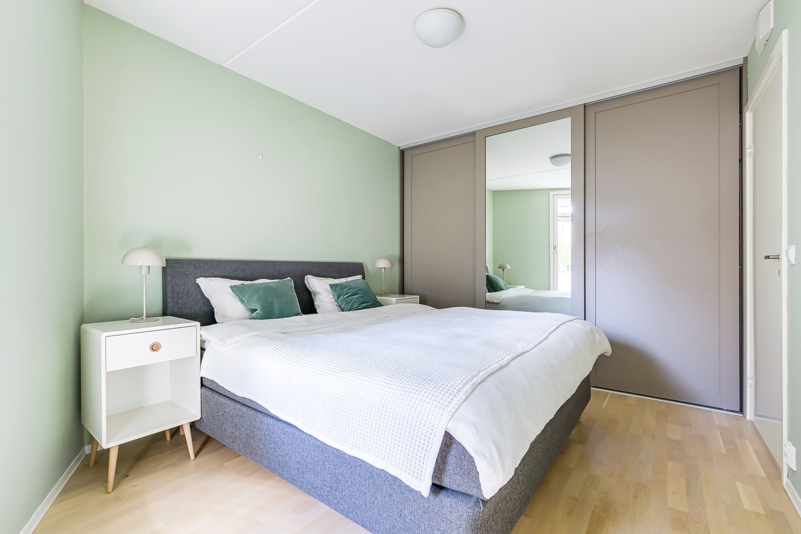 Det er rikelig med skapplass i medfølgende skyvedørsgarderobe Galleribilde