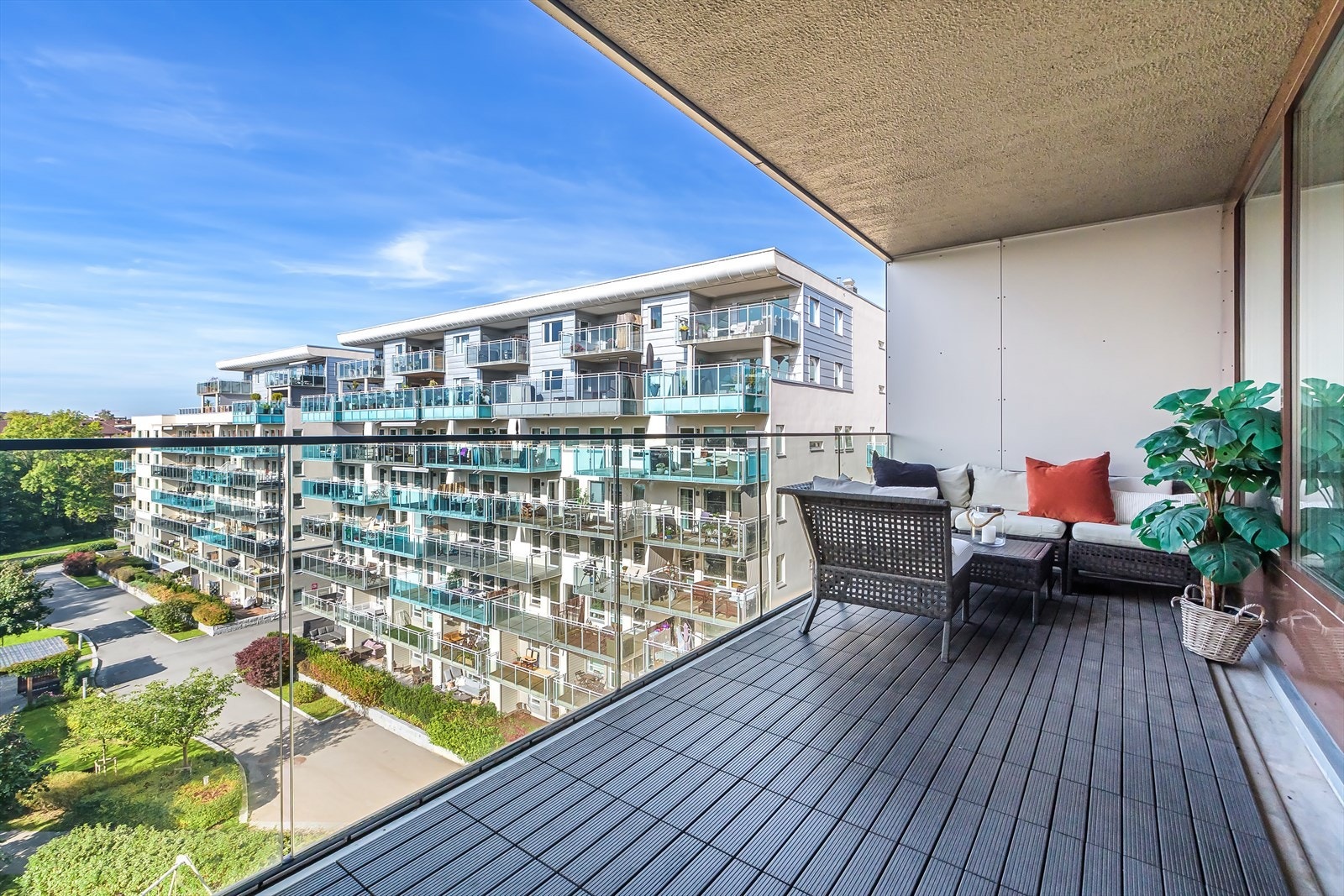 Balkongen er av svært god størrelse med god plass til ulike sittegrupper, planter og grill Galleribilde