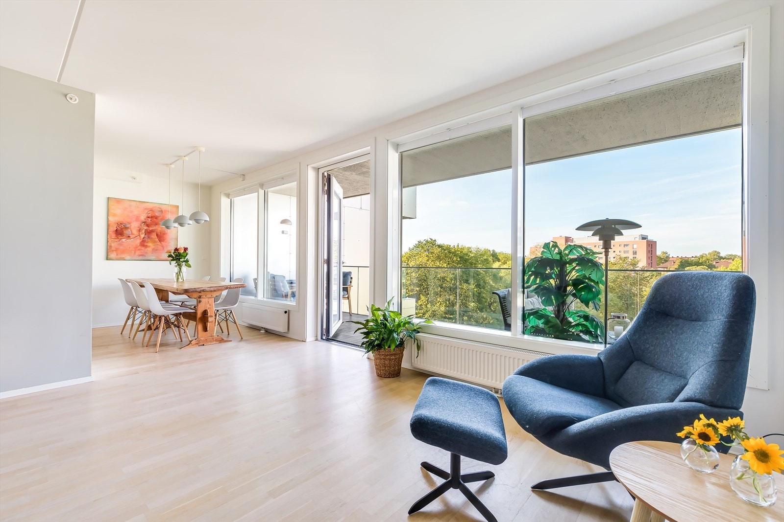 Stuen ligger i en delvis åpen og sosial løsning mot kjøkkenet og spisestuen Galleribilde