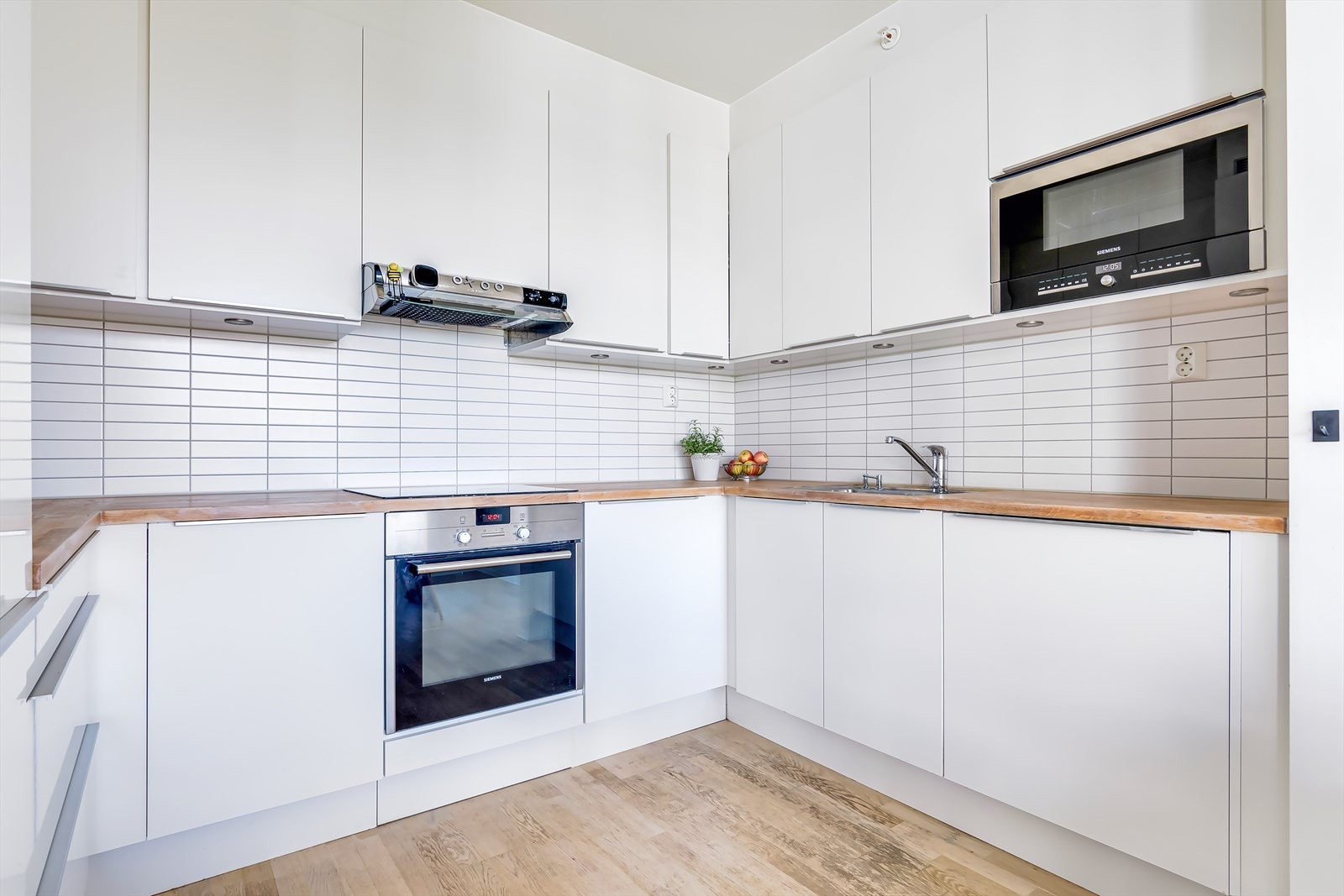 Kjøkkenet er utstyrt med integrert stekeovn, platetopp, mikro, oppvaskmaskin og kjøle/fryseskap Galleribilde