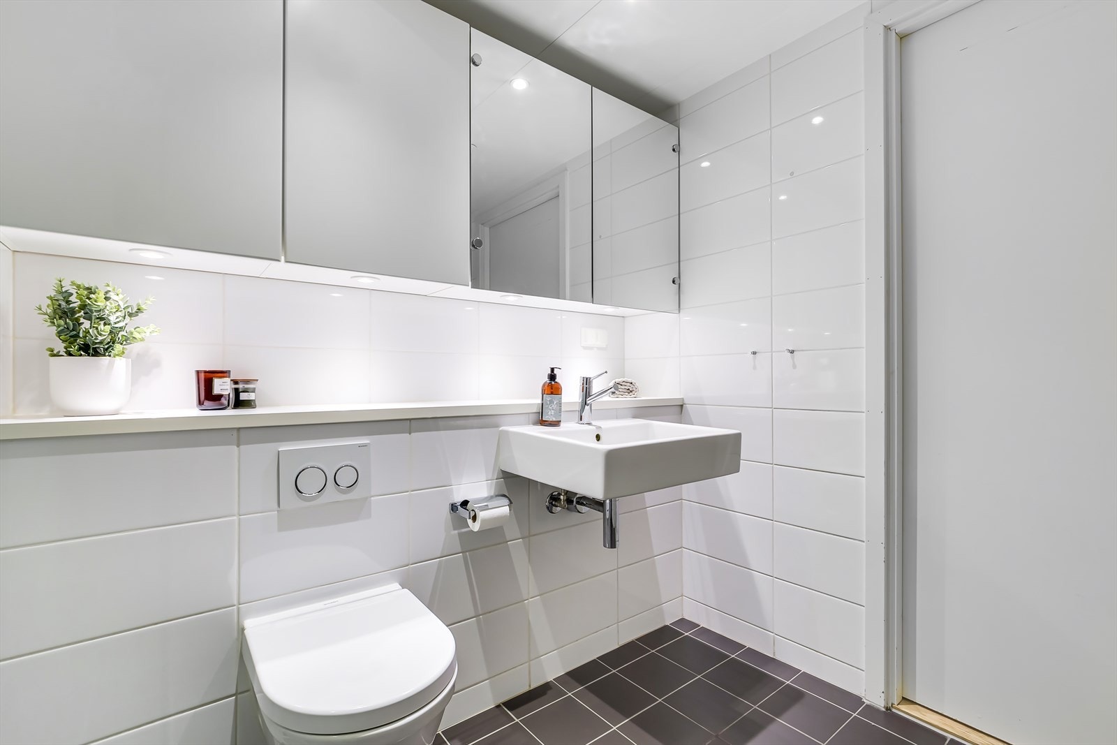 Det er felles varmtvann og fyring med fjernvarme med målere i hver seksjon, som avregnes via Techem, to avlesninger pr. år Galleribilde