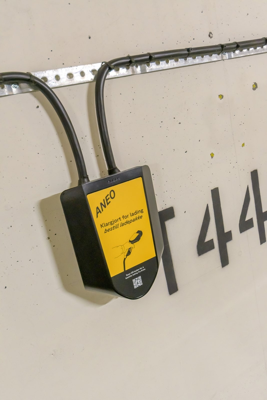 Det er etablert elbil lader på plassen som medfølger Galleribilde