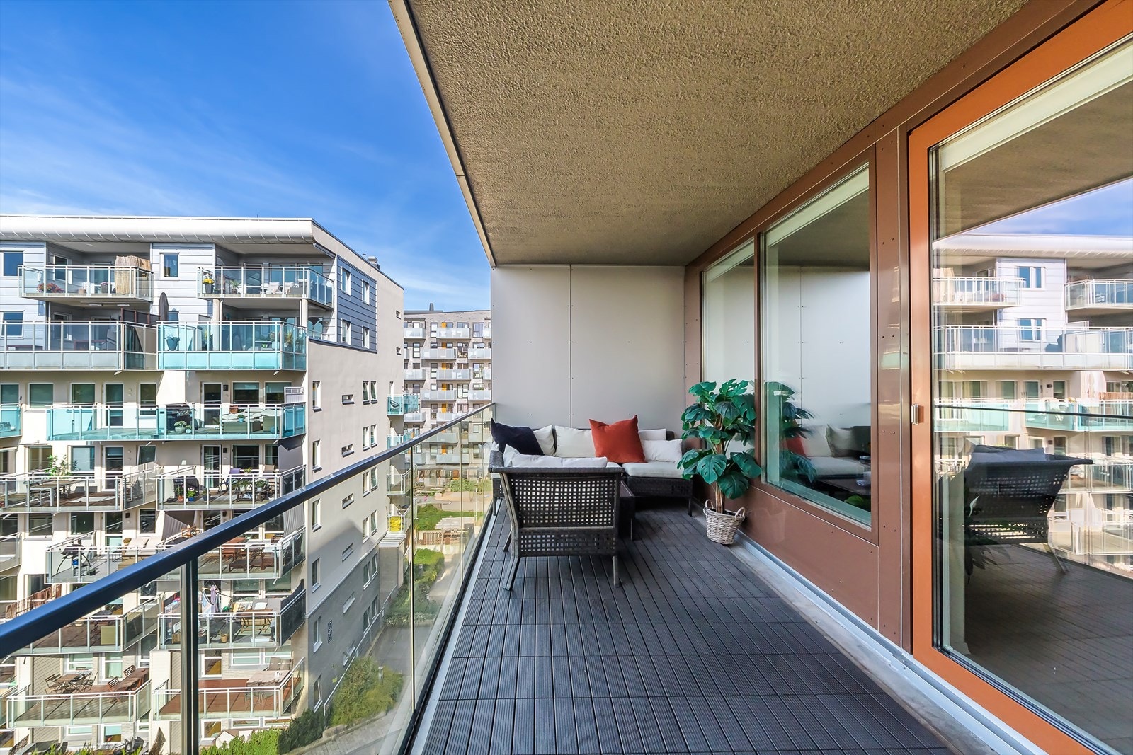 Fra stuen er det utgang til en stor, vestvendt balkong på 15 m² Galleribilde