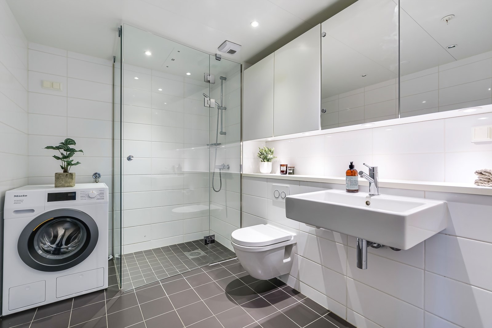 Romslig bad fra 2014 med opplegg for vaskemaskin og plass til tørketrommel. Galleribilde