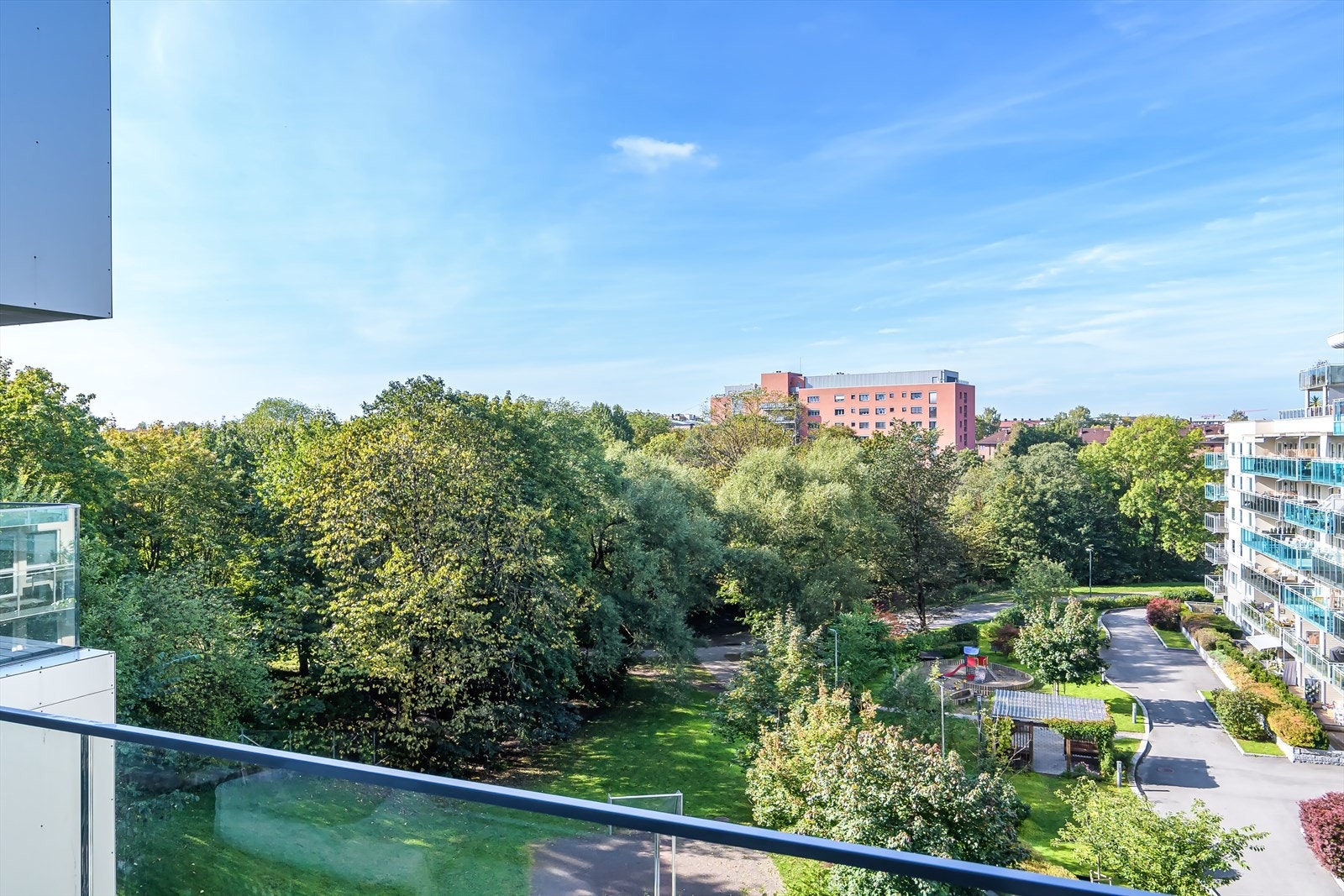 Balkongen ligger høyt og luftig, og vender ut mot rolige og hyggelig grøntområder Galleribilde