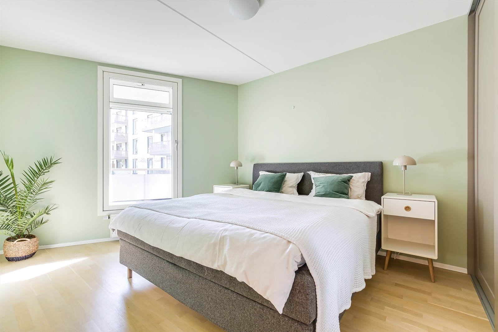 Lunt og romslig hovedsoverom med god plass til dobbeltseng, nattbord og tilhørende møblement Galleribilde