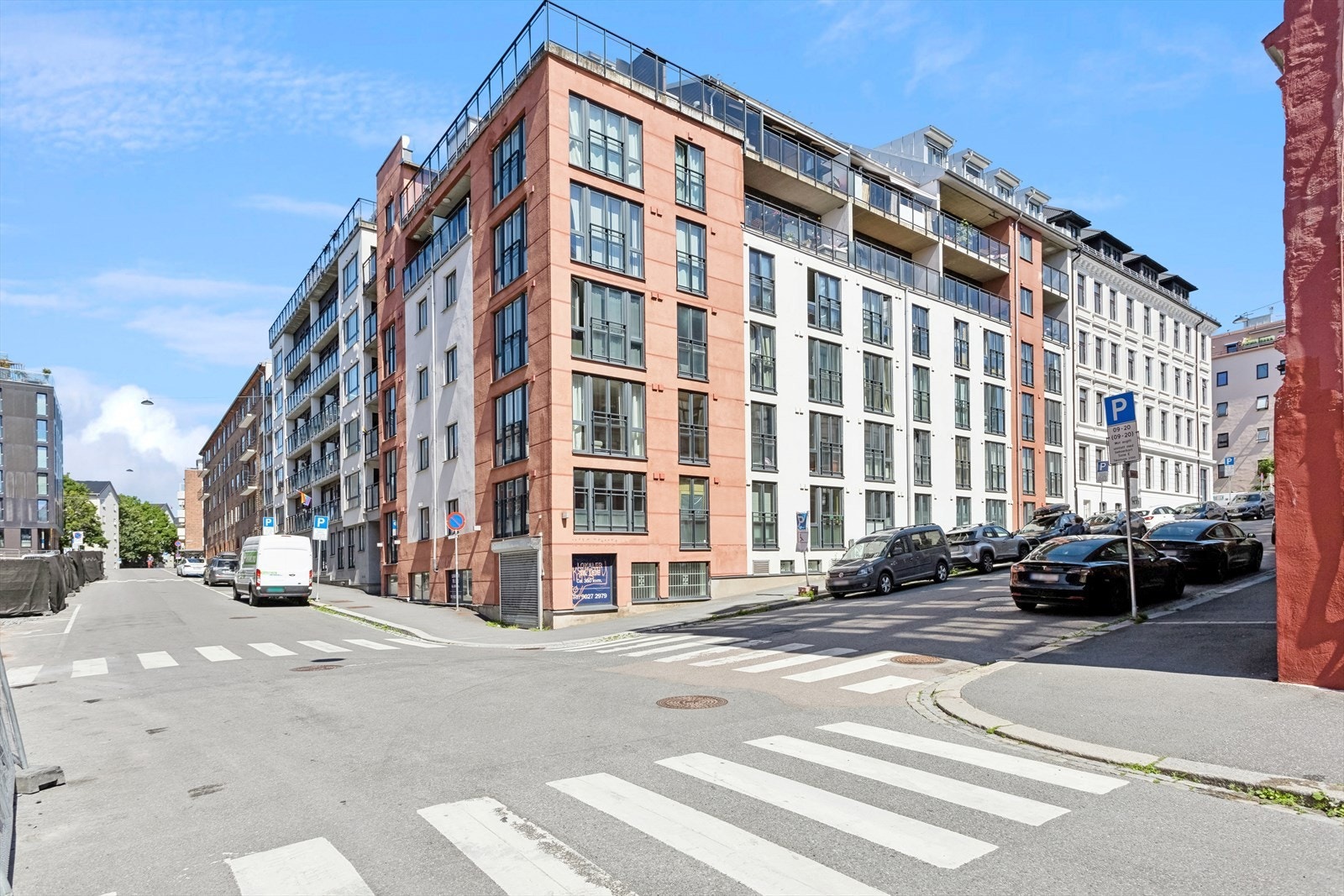 Bygget har en pen og moderne fasade Galleribilde