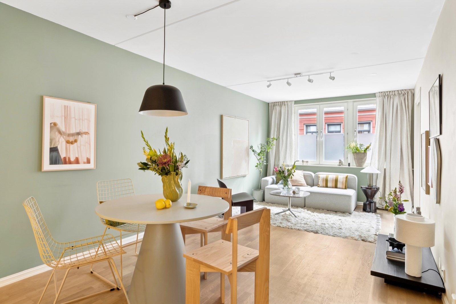 De store flatene i stuen gjør at du enkelt kan innrede leiligheten slik du ønsker og skape ditt drømmehjem! Galleribilde