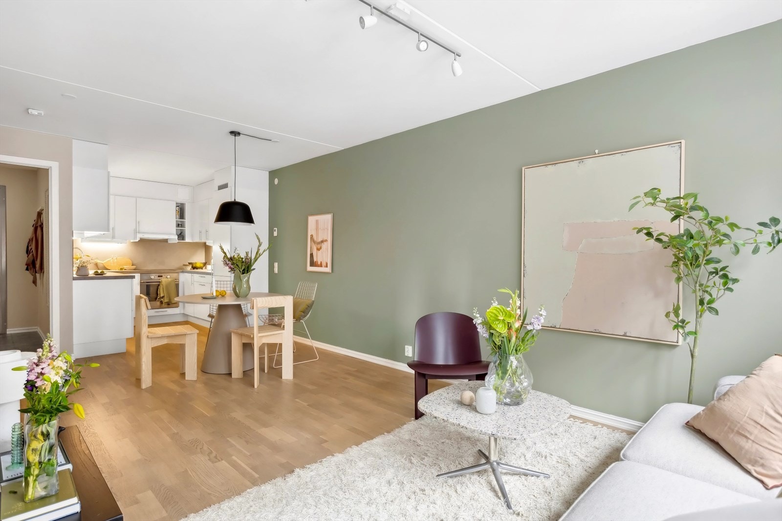 Leiligheten har en åpen stue/kjøkken løsning Galleribilde