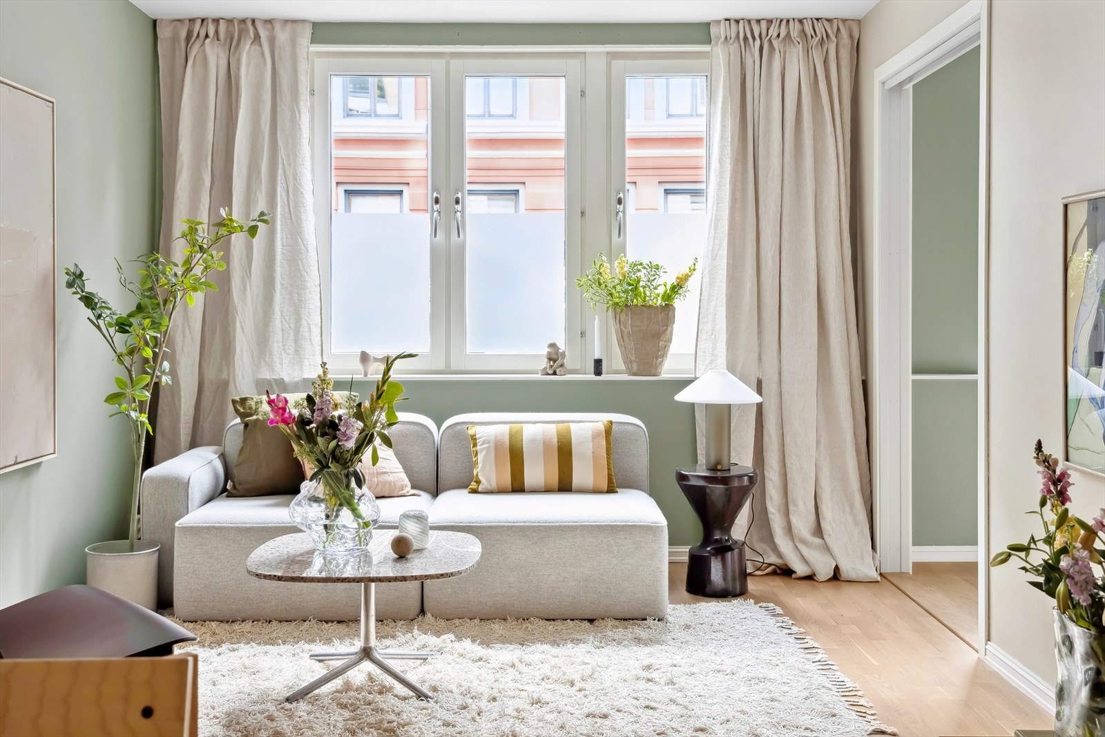 Pen stue med store vindusflater som slipper inn rikelig med lys Galleribilde