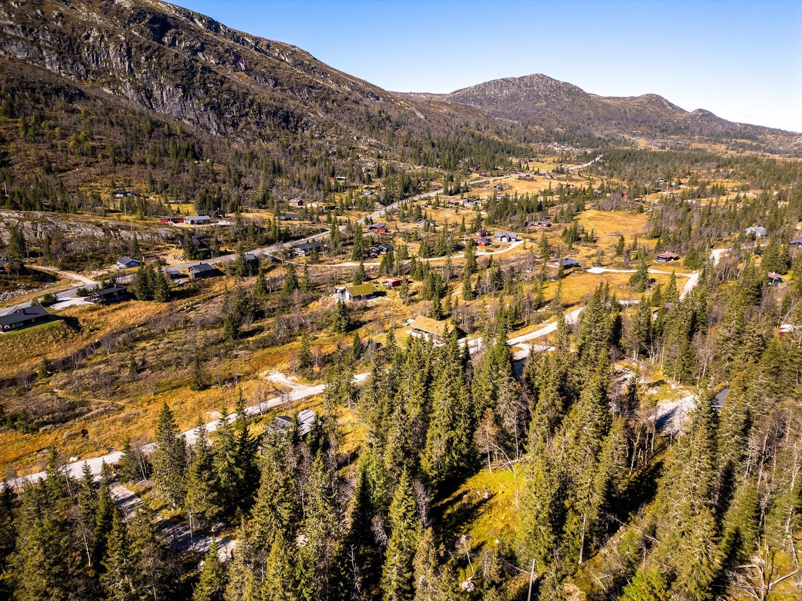 Sommertid er det rikelige muligheter i oppmerkede stier i flott fjellterreng. Galleribilde