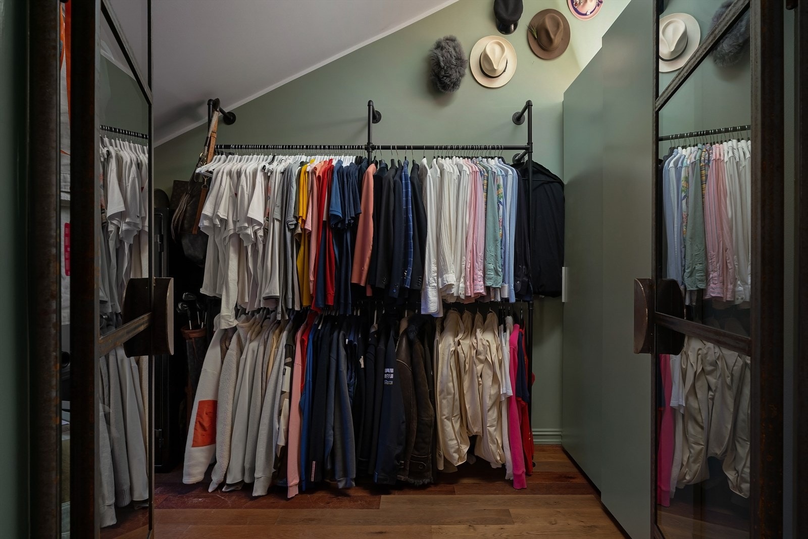 Soverom 2 er i dag innredet som walk-in garderobe - INFO: På dette rommet blir det lagt samme gulv til gulvteppe som på hovedsoverom Galleribilde