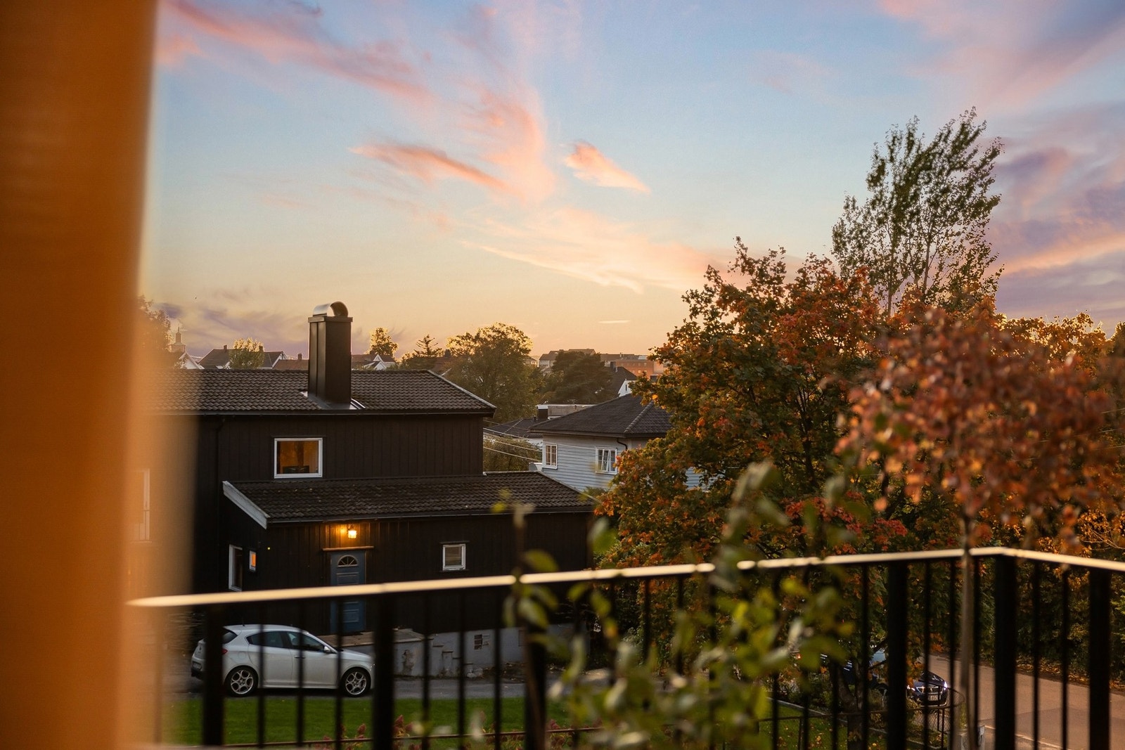 Leiligheten har to uteplasser, en østvendt platting med morgensol og en vestvendt balkong med kveldssol - her kan solen nytes både morgen og kveld Galleribilde