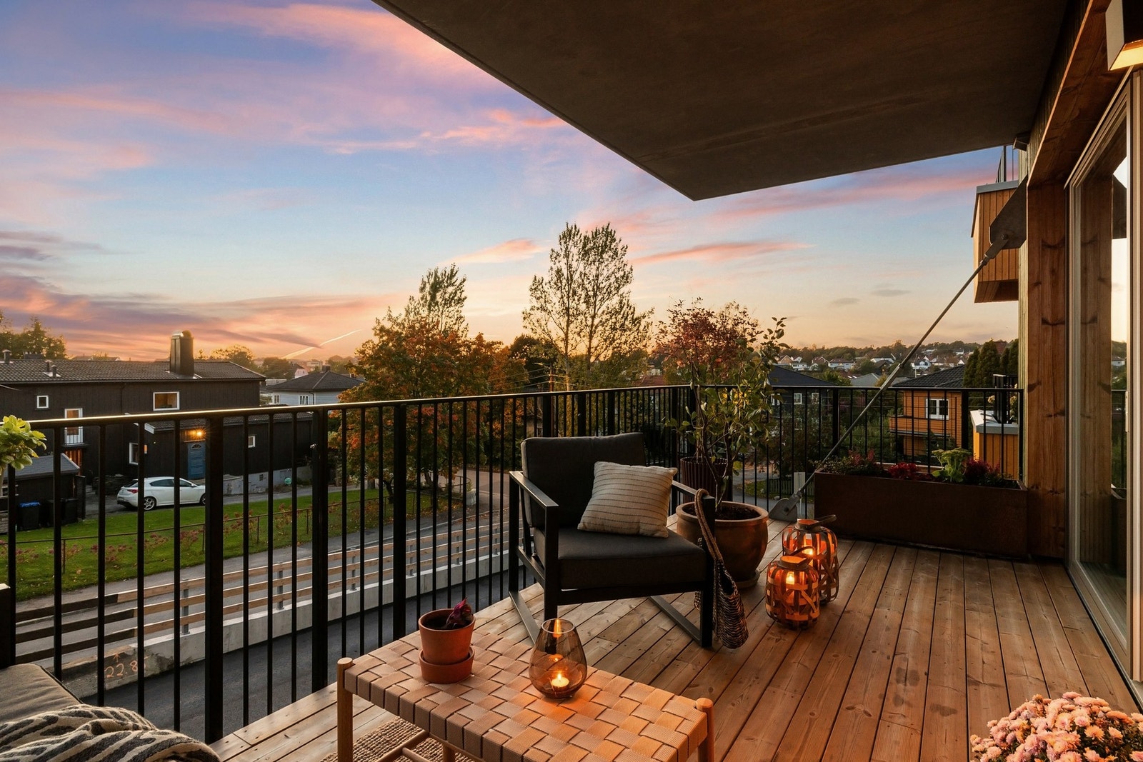 Vestvendt overbygd balkong med utsikt og kveldssol Galleribilde