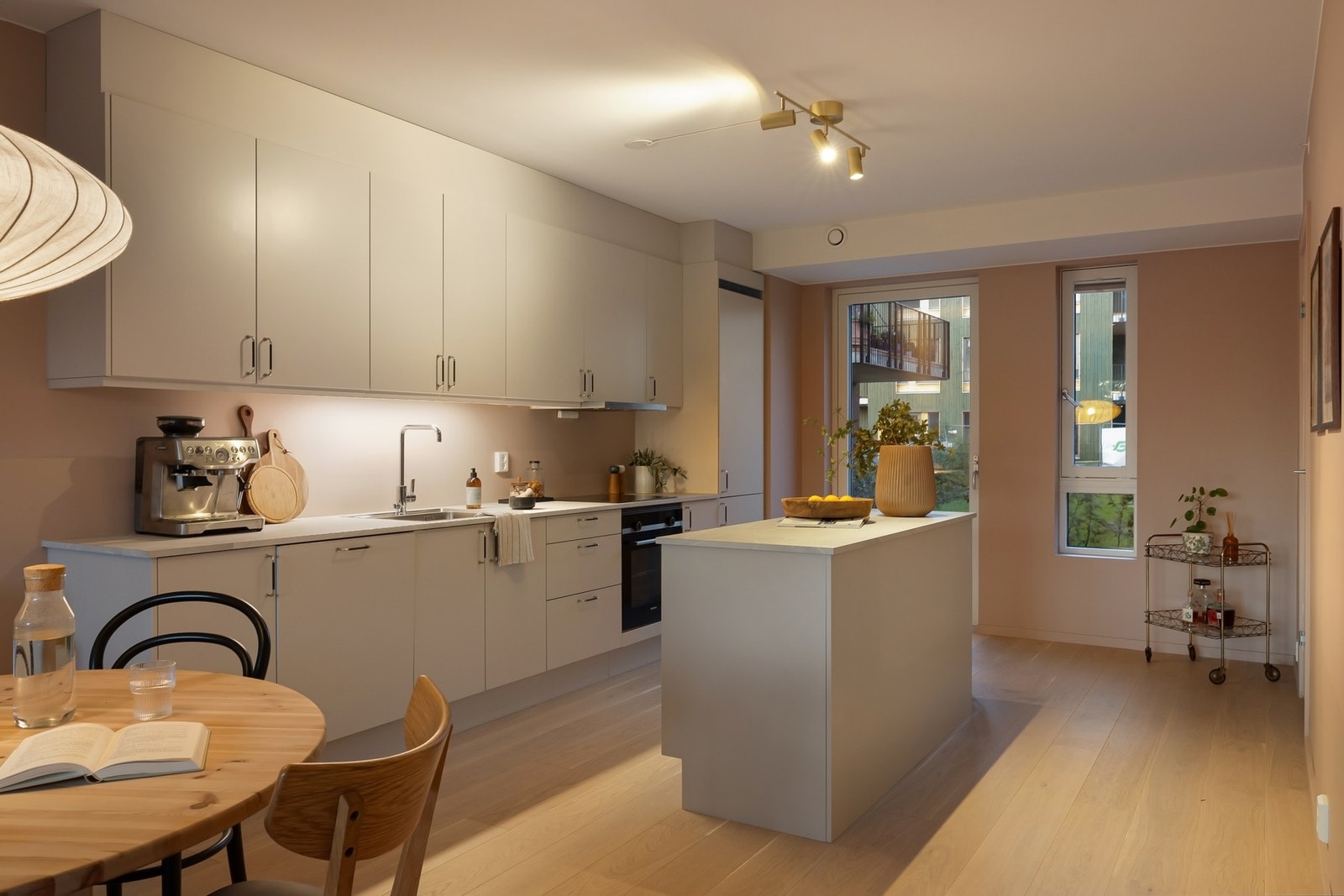 Kjøkkeninnredning fra Sigdal og en praktisk kjøkkenøy for ekstra arbeidssoner og oppbevaringsmuligheter Galleribilde