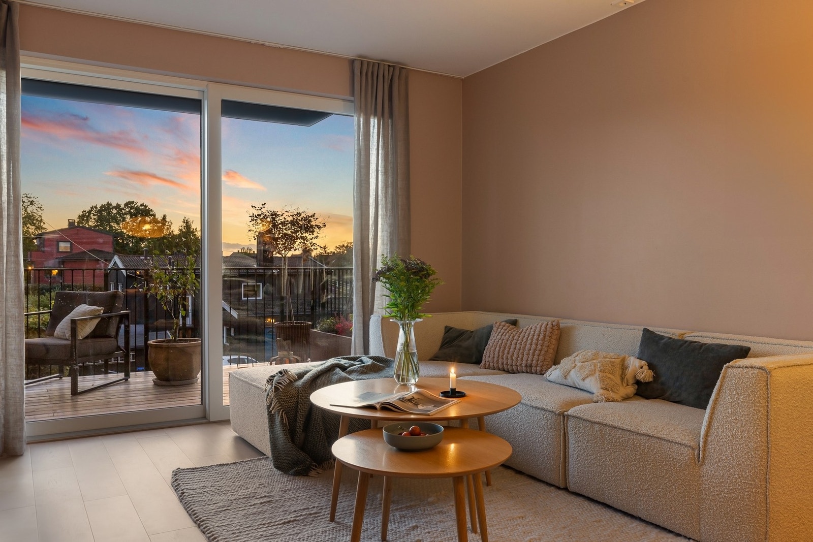 Leiligheten har store og gjennomgående vindusflater Galleribilde