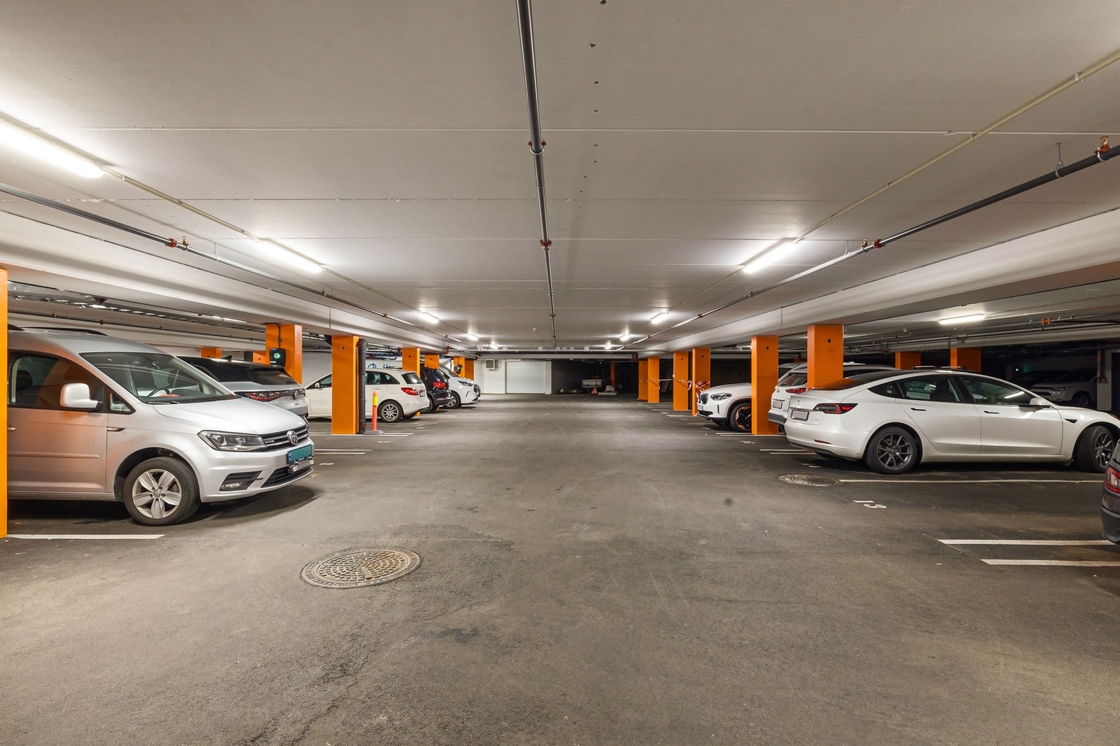 Det er parkeringsanlegg i sameiet. Nåværende eier leier to p-plasser fra utbygger Galleribilde