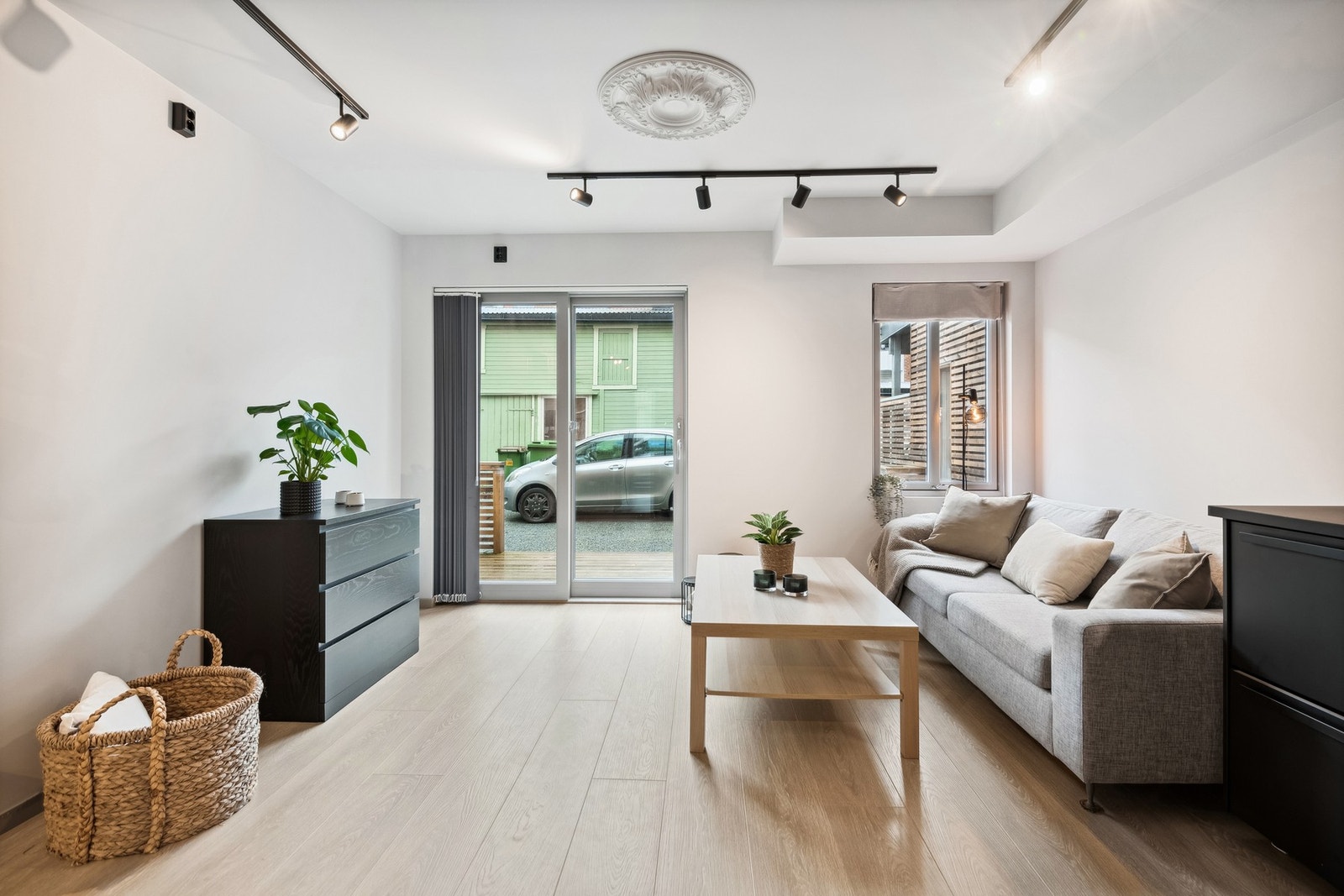 Boligen har et moderne utrykk med slette vegger, laminatgulv og sorte detaljer. Boligen varmes opp med strøm. Galleribilde