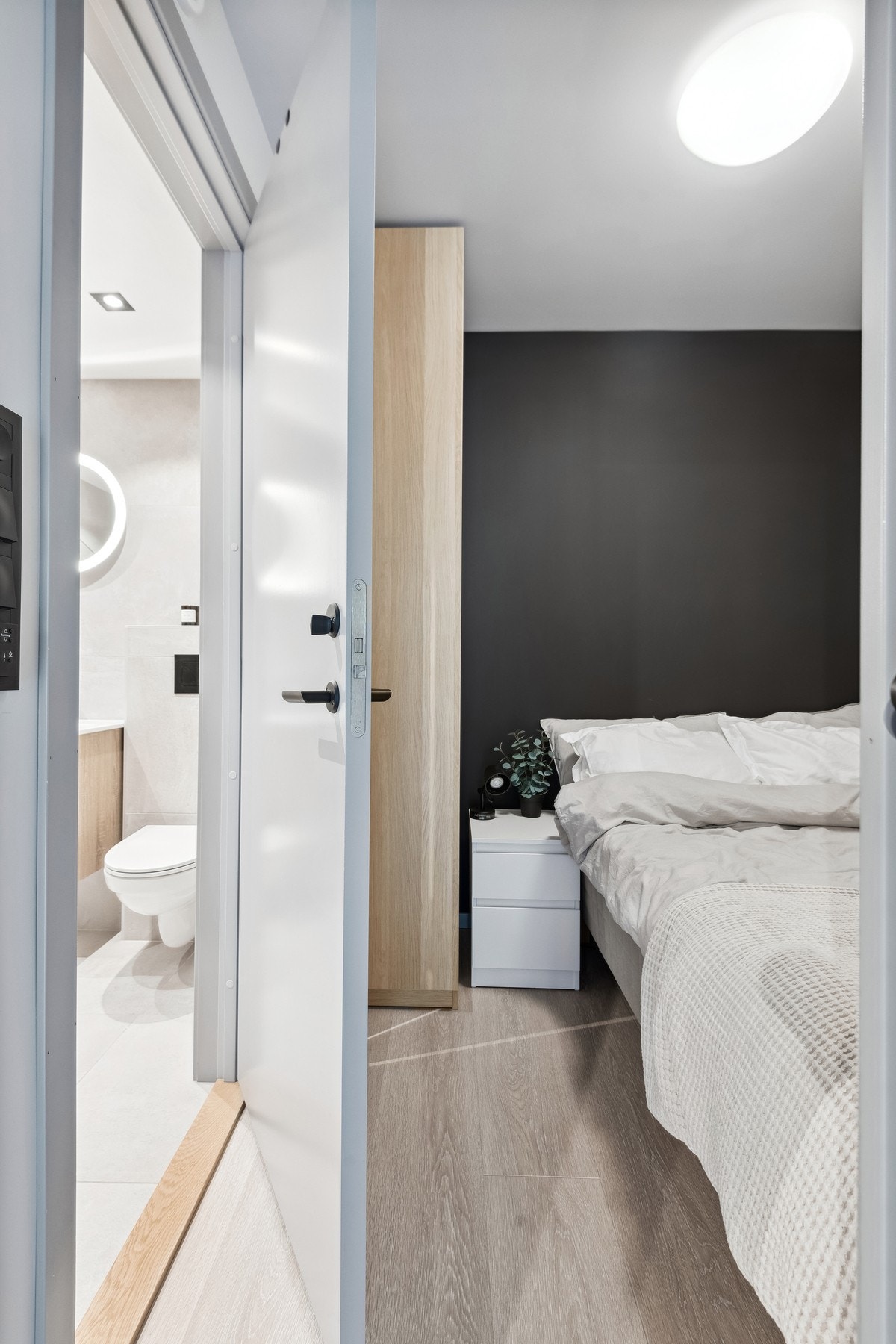 Sovealkove med plass til seng, garderobe og nattbord. Galleribilde