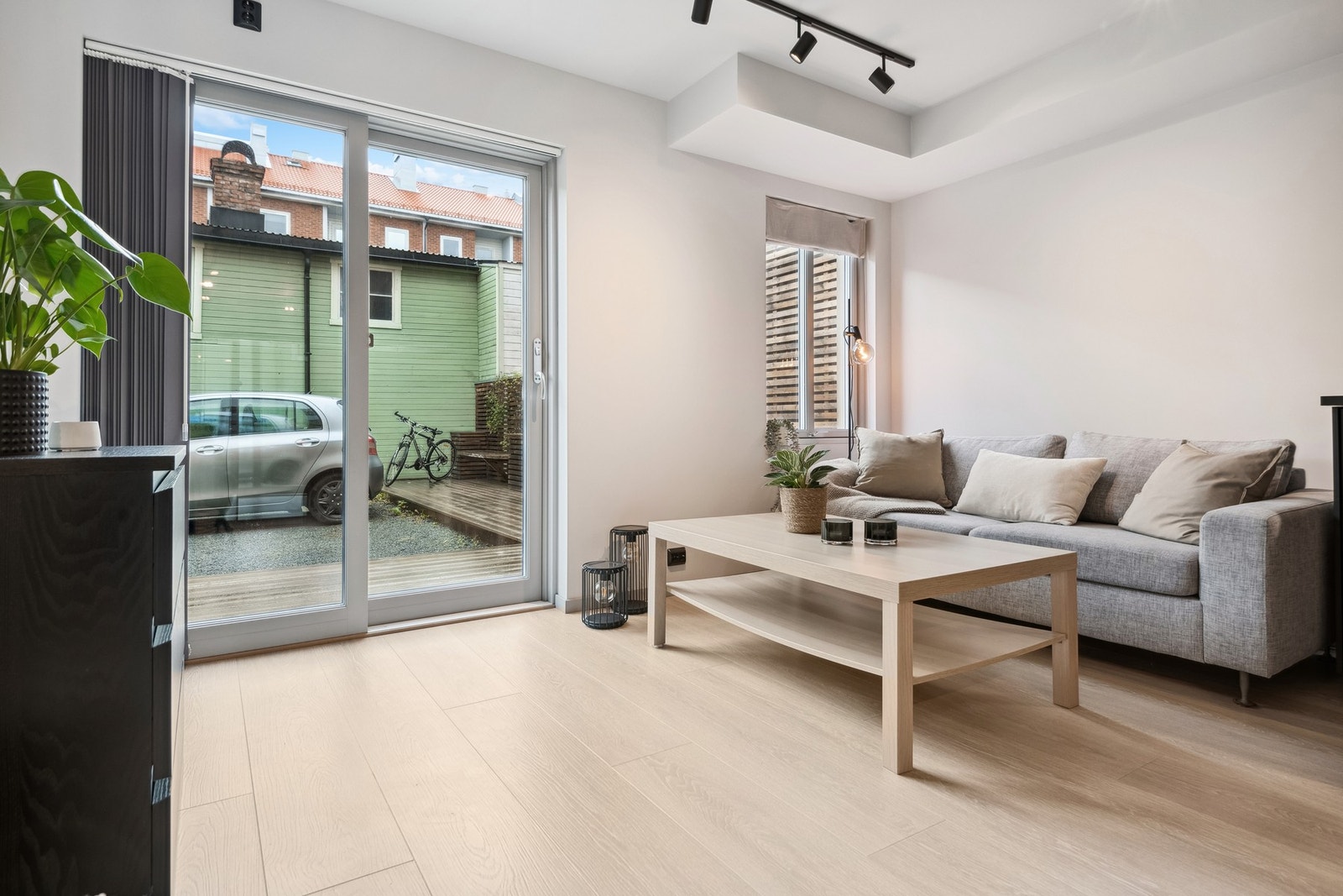 Fra stuen har man direkte utgang til platting. Galleribilde