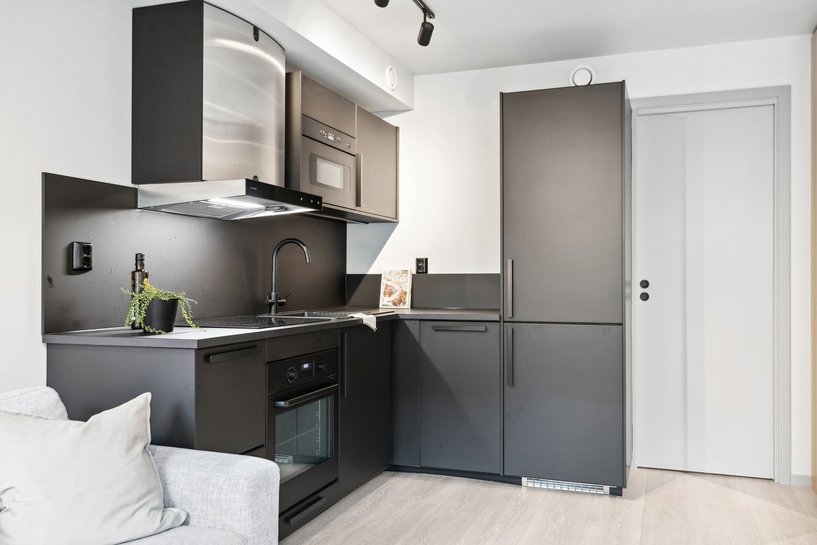 Kjøkkenkrok med matte fronter. Integrerte hvitevarer. Galleribilde