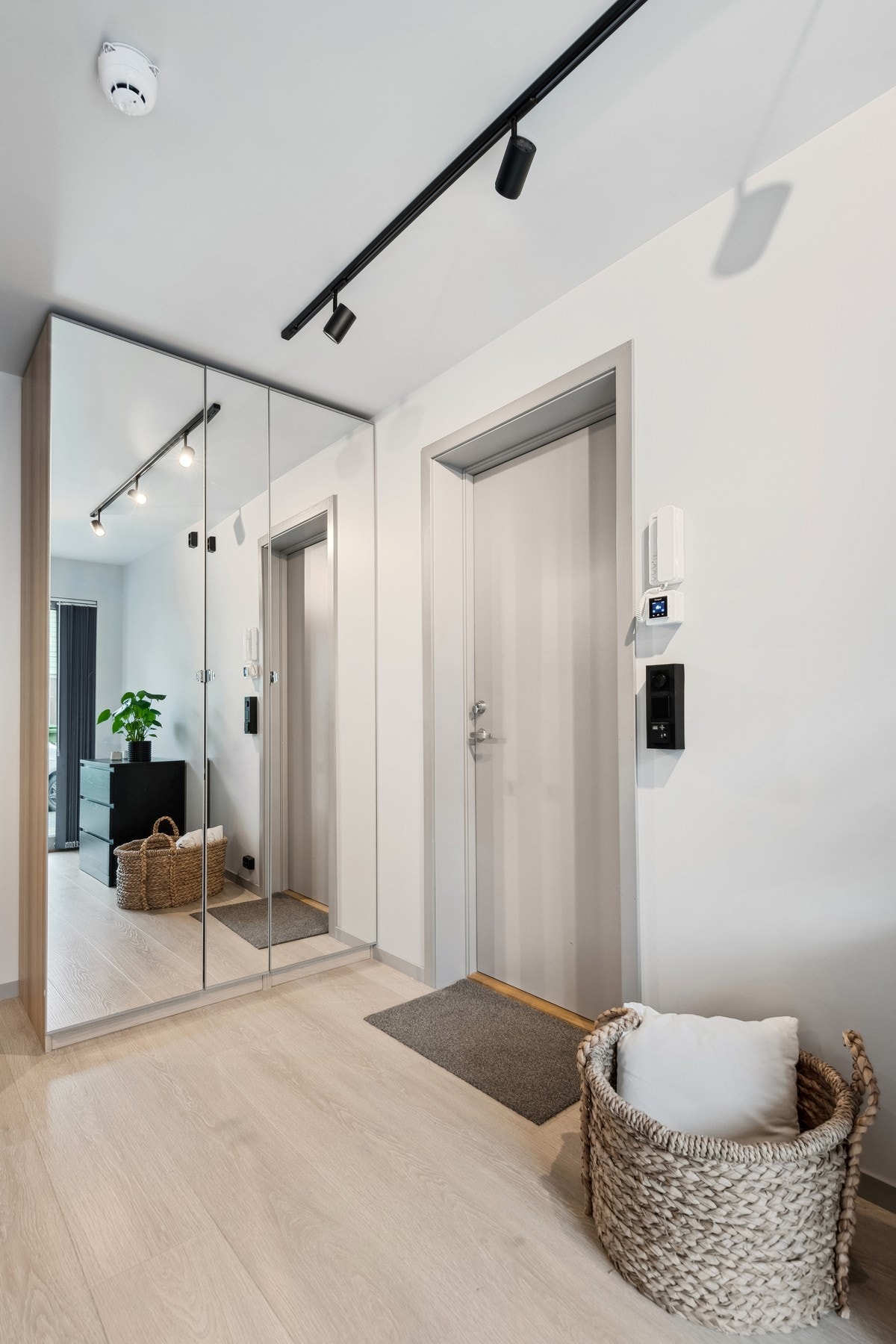 Det er etablert et garderobeskap for oppbevaring like ved inngangsdør. Galleribilde