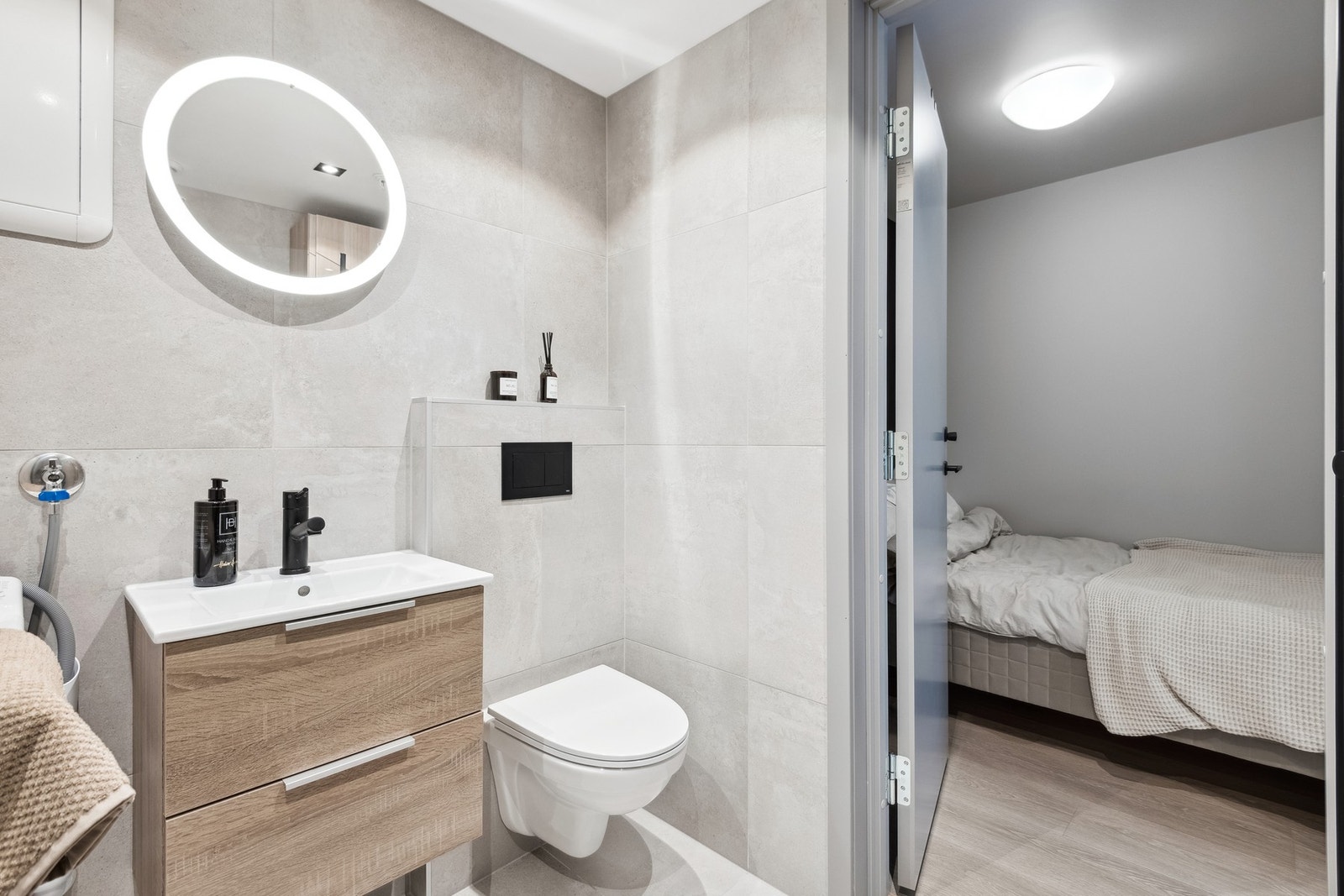 Fra badet har man direkte utgang til sovealkove. Galleribilde