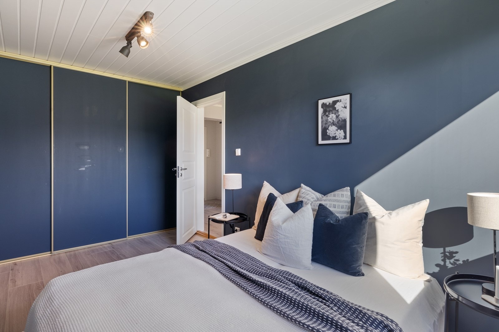 Stor skyvedørsgarderobe Galleribilde