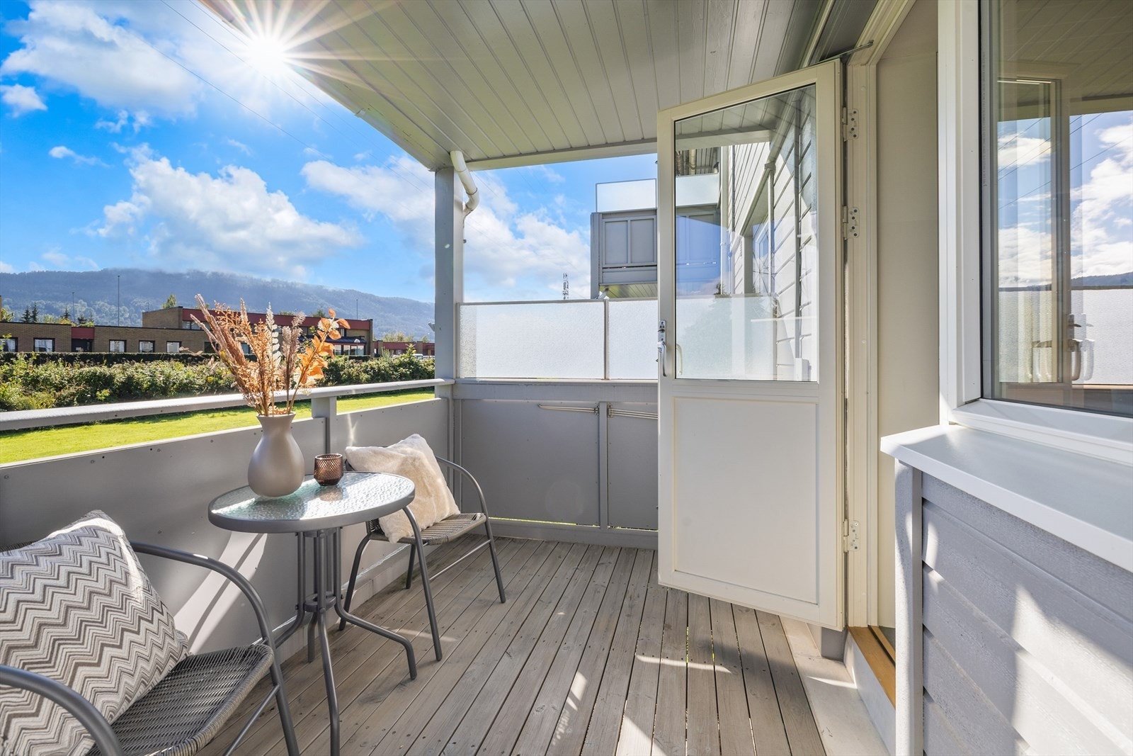 Balkongen er vestvendt og overbygget og har skjerming på sidene. Galleribilde