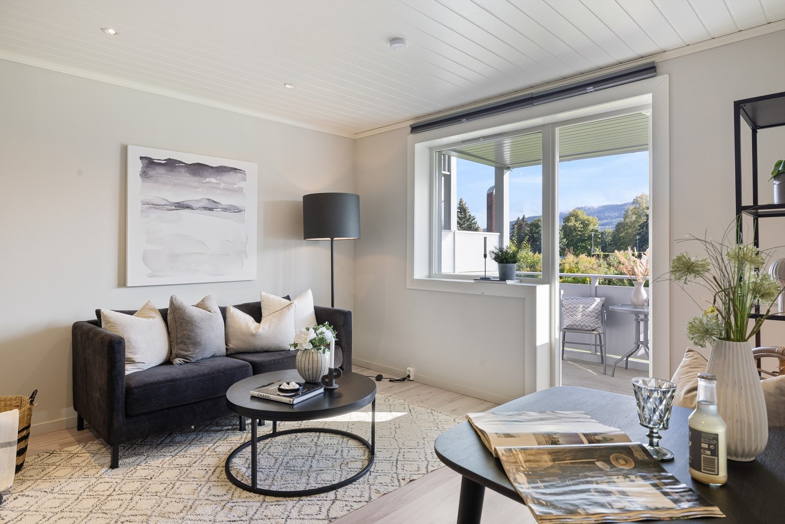 Leiligheten er gjennomgående og fremstår som lys og velholdt. Vinduene og balkongdør ble byttet i 2016. Galleribilde