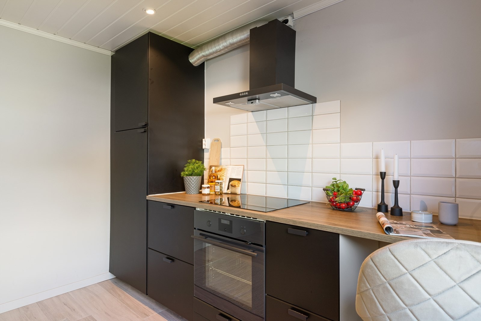 Det er montert kjøkkenventilator med avtrekk ut Galleribilde