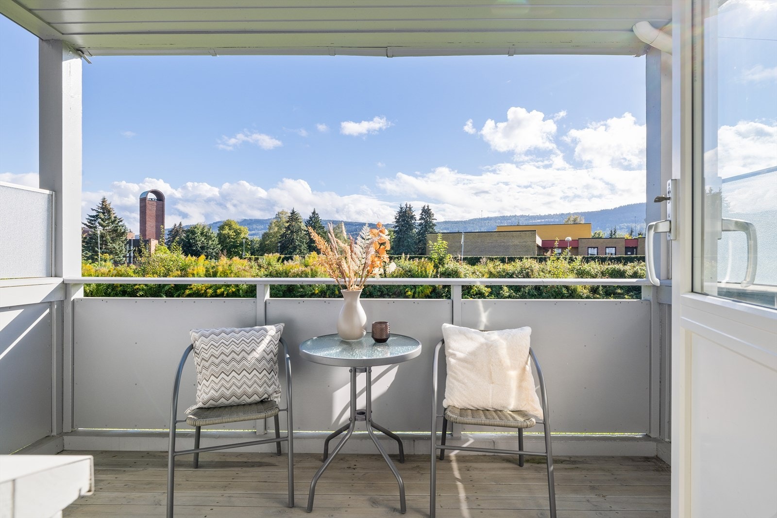 Fra stuen har du adkomst til leilighetens balkong på ca. 7 kvm. Galleribilde