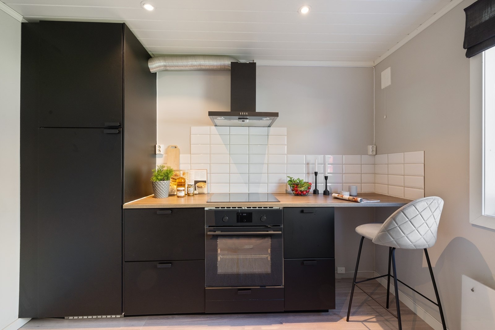 Lekkert kjøkken fra 2017 med mørke, slette fronter Galleribilde