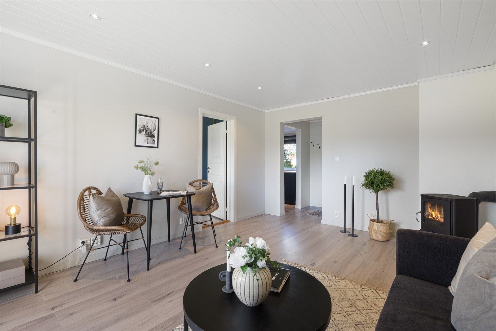 Rommet har nymalte vegger, lys parkett og downlights i himling. Galleribilde