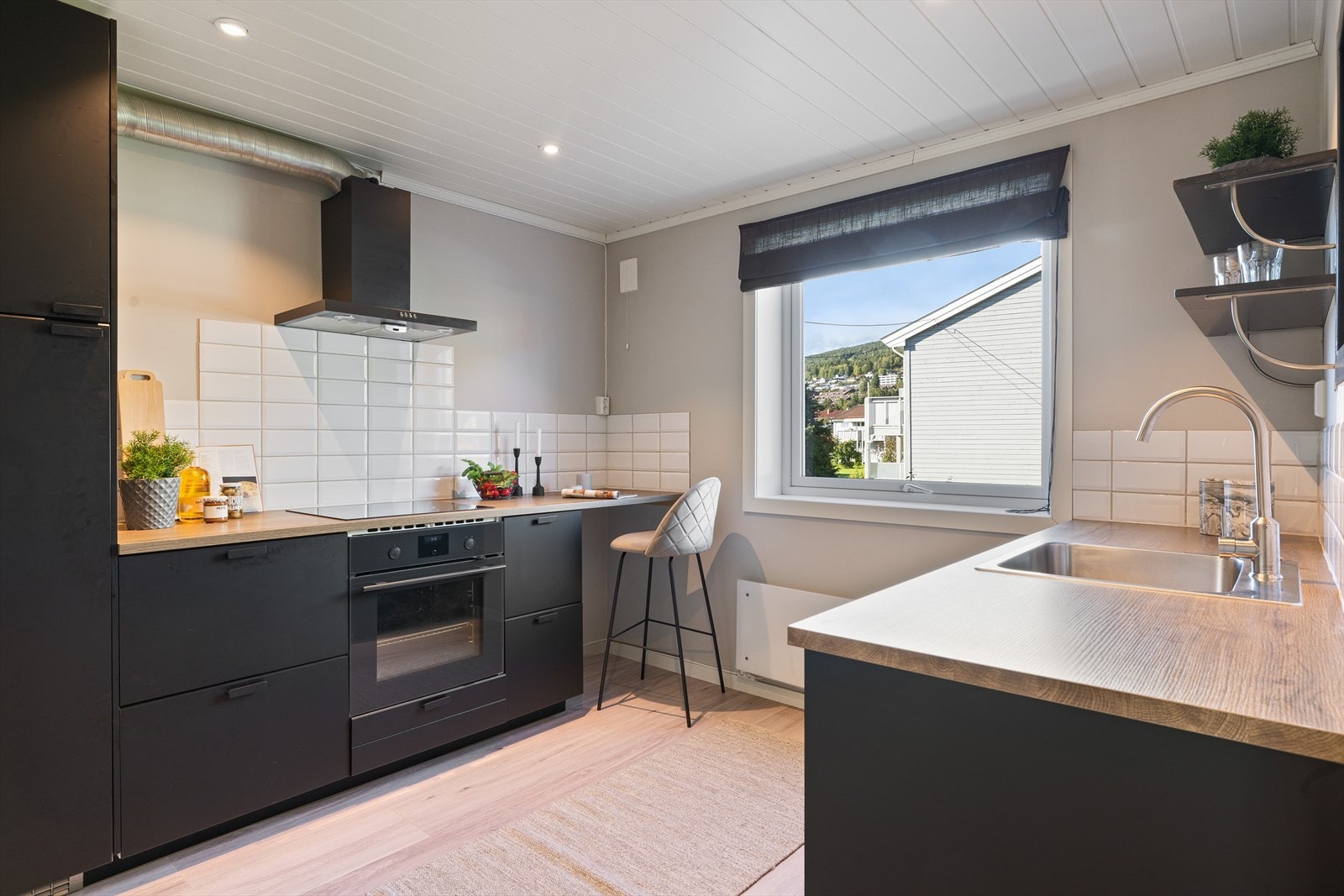 Kjøkkenet er utstyrt med integrerte hvitevarer som kjøleskap, oppvaskmaskin, platetopp, stekeovn og komfyrvakt. Galleribilde