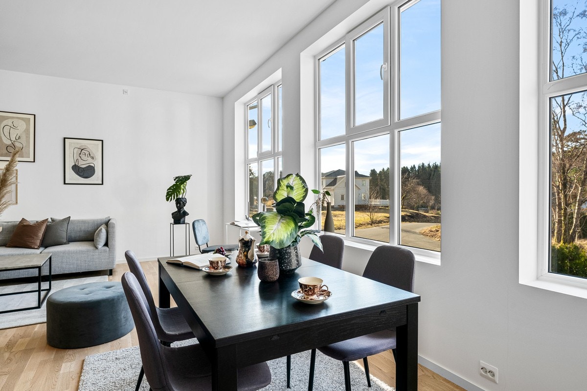 Stuen innbyr til hyggelige middager med familie og venner. Galleribilde