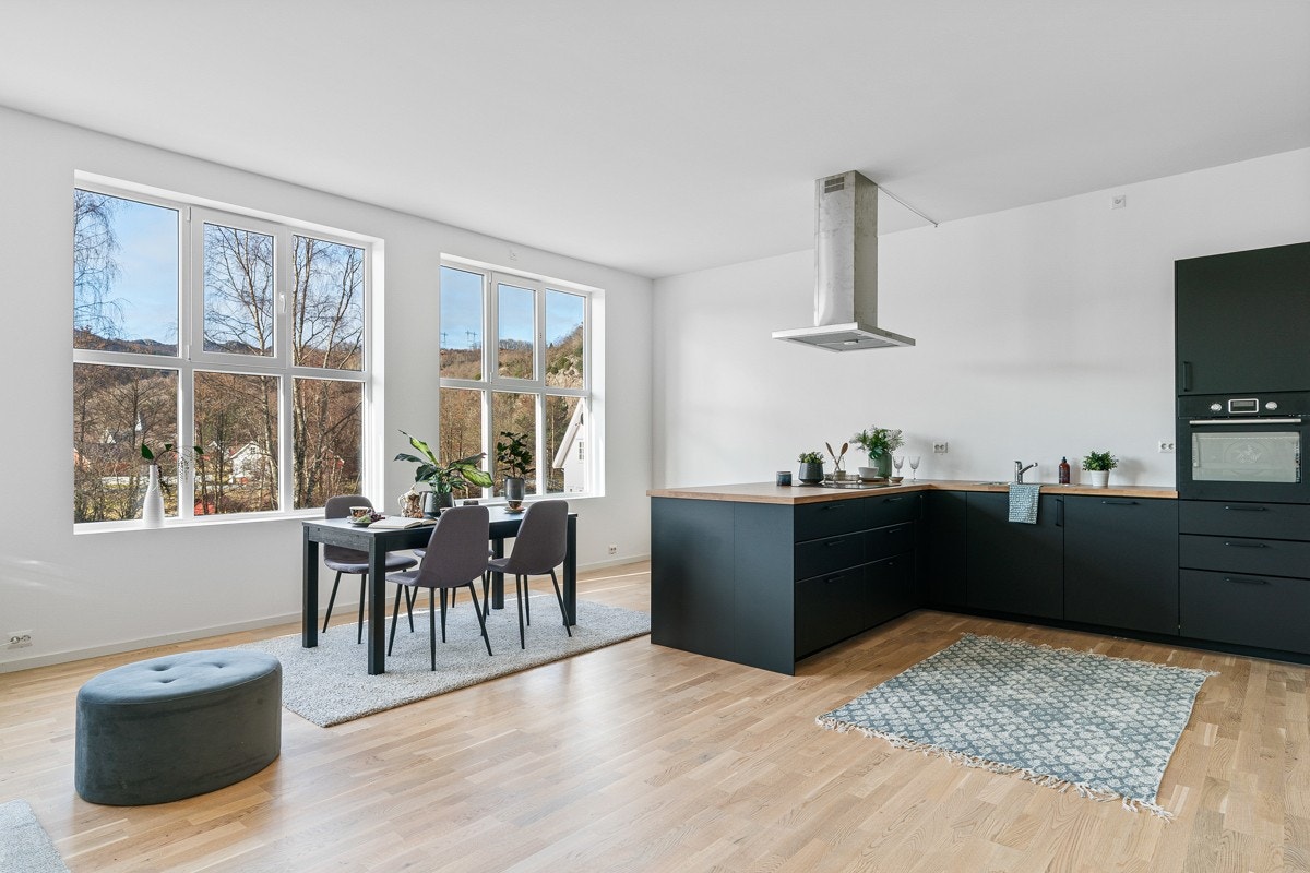 Det er godt med skap- og benkeplass på kjøkkenet - her blir matlagingen en lek. Galleribilde