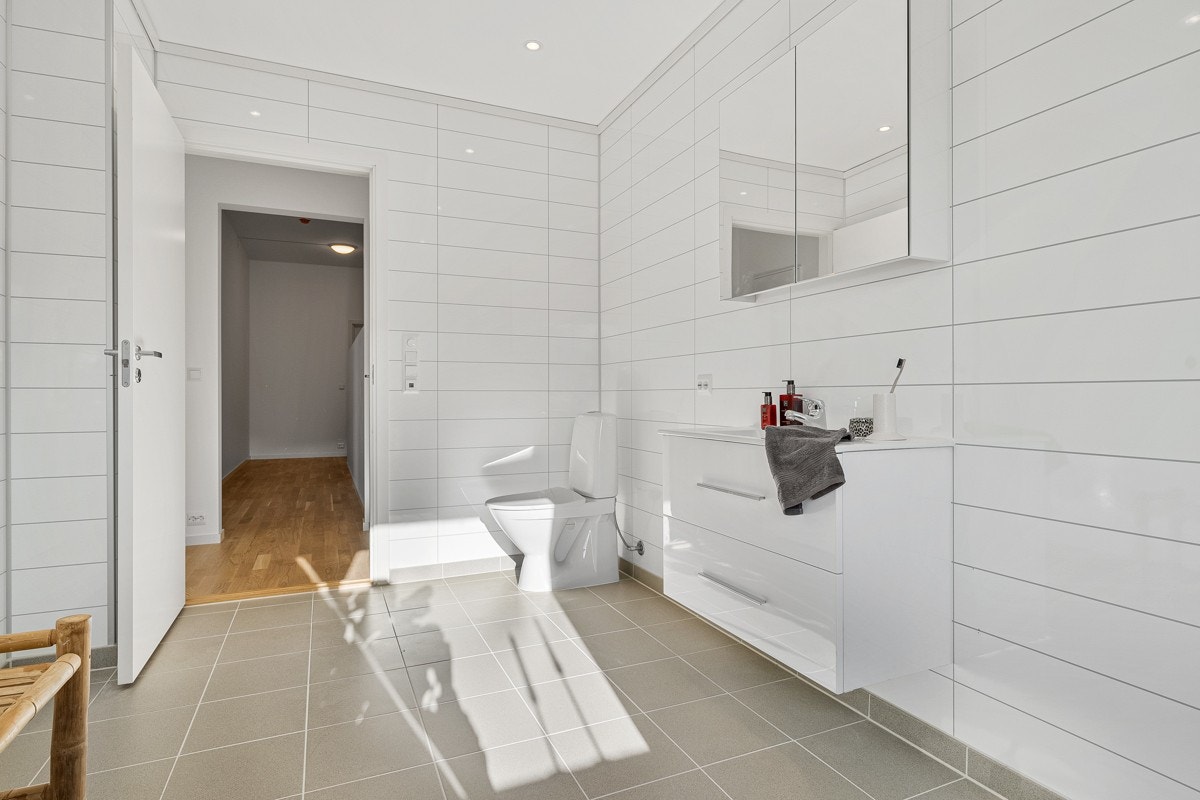 Badet er utstyrt med gulvvarme og opplegg for vaskemaskin. Galleribilde