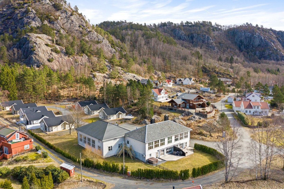 Fra leiligheten er det kort vei til Prekestolen i Herad - et platå med utsikt over Framvaren og Listeid. Galleribilde