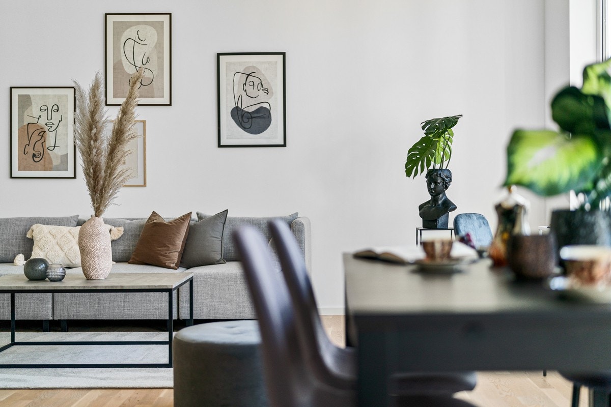 Fra leiligheten er det kort gangavstand ned til fjorden, brygger og badeplasser. Galleribilde