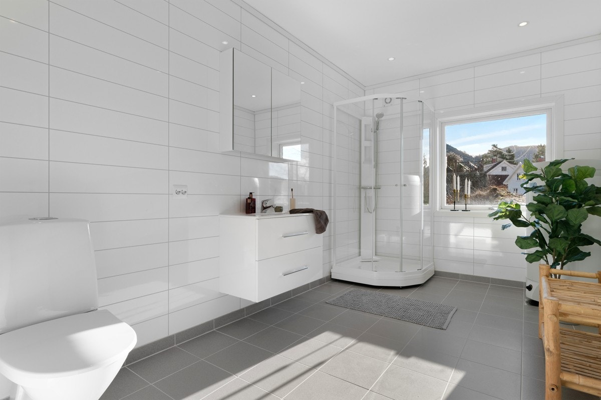 Badet er stilrent med dusjkabinett og downlights i himlingen. Galleribilde