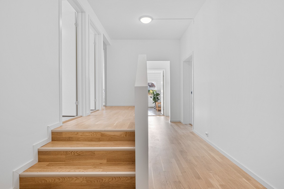I gangen er det en liten trapp opp til soveromsfløyen. Galleribilde