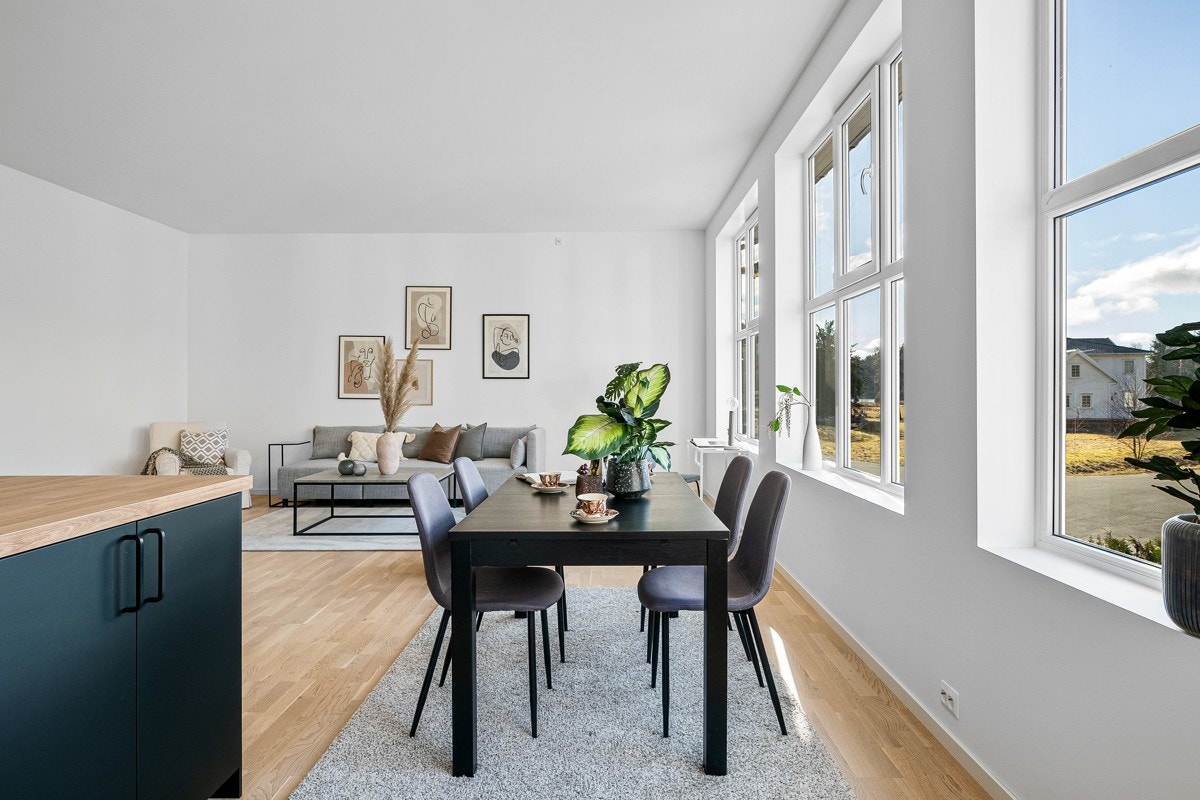Stuen og kjøkkenet ligger i åpen løsning, og sammen skaper de et sosialt allrom. Galleribilde