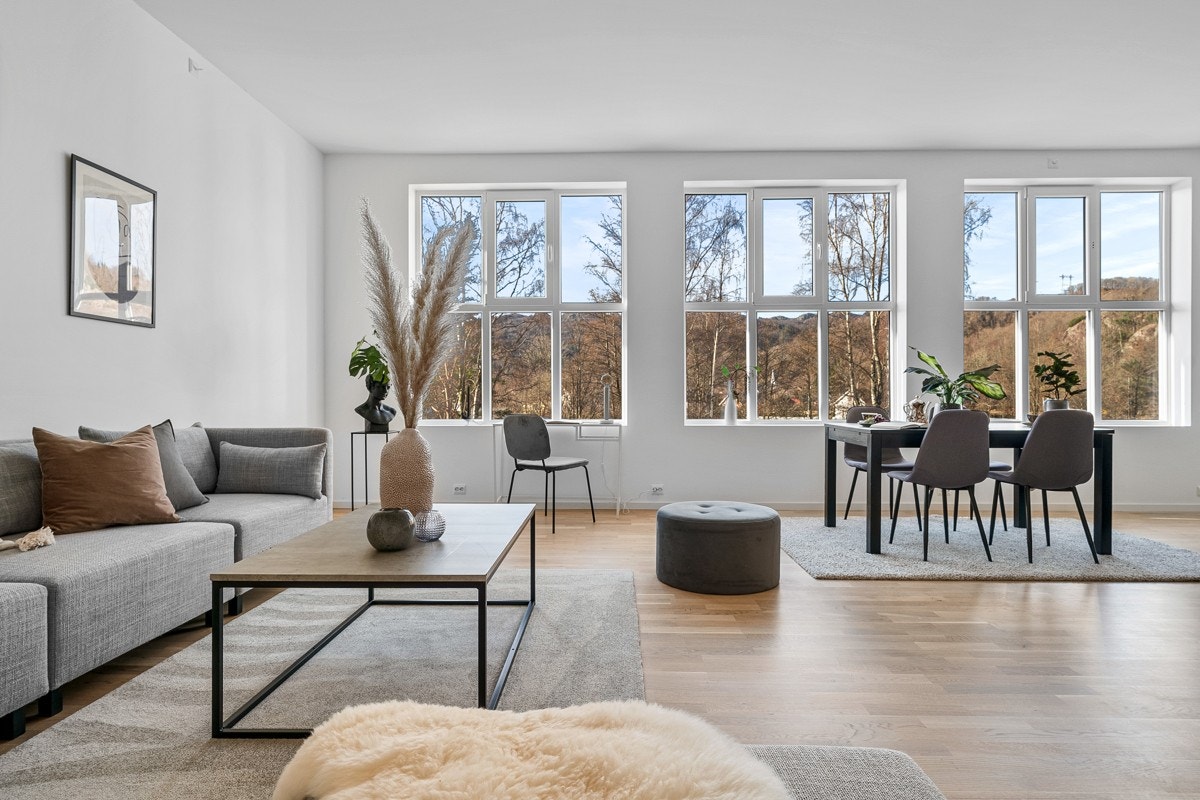 Store vinduer slipper inn rikelig med dagslys til stuen, samtidig som de ivaretar en nydelig utsikt over nærområdet. Galleribilde
