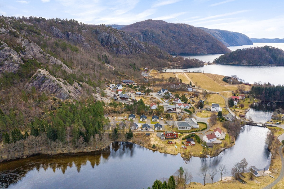 Fra leiligheten er det kort gangavstand ned til fjorden, brygger og badeplasser. Galleribilde