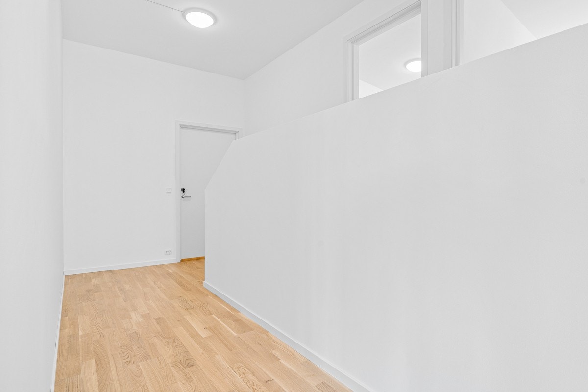 Om ønskelig er det god plass til skap eller andre garderobeløsninger i gangen. Galleribilde