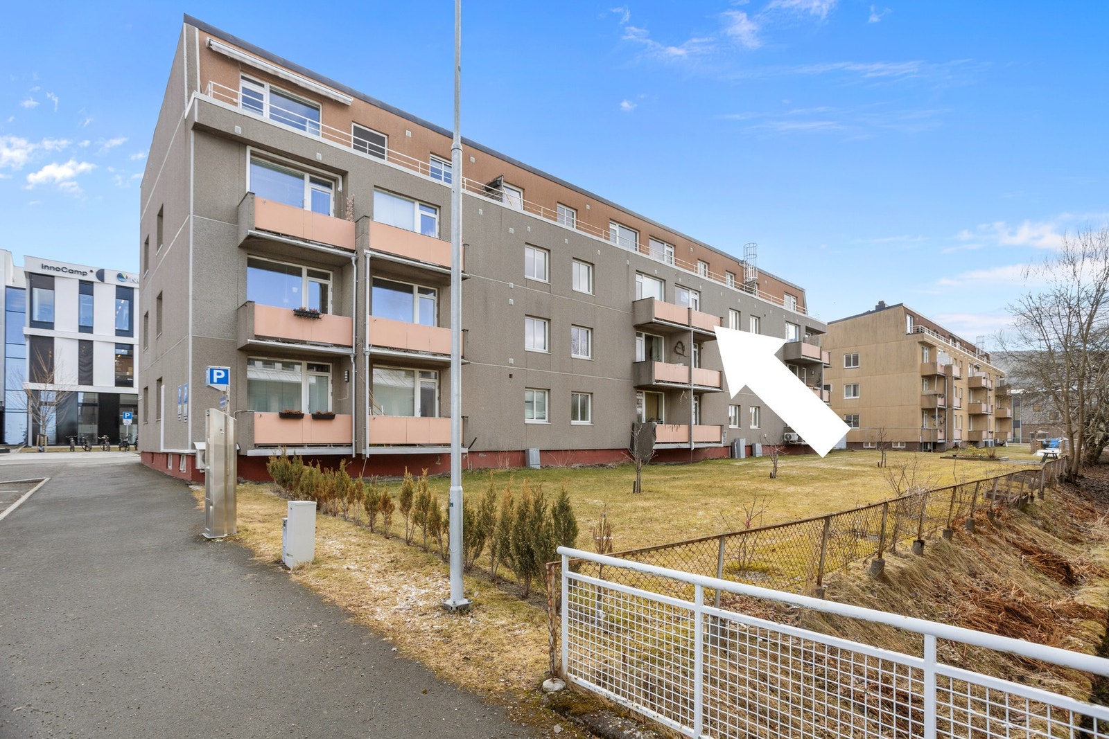 Sentralt beliggende leilighet med Nord universitet på andre siden av gaten, samt gangavstand til sentrumsfasiliteter! Galleribilde