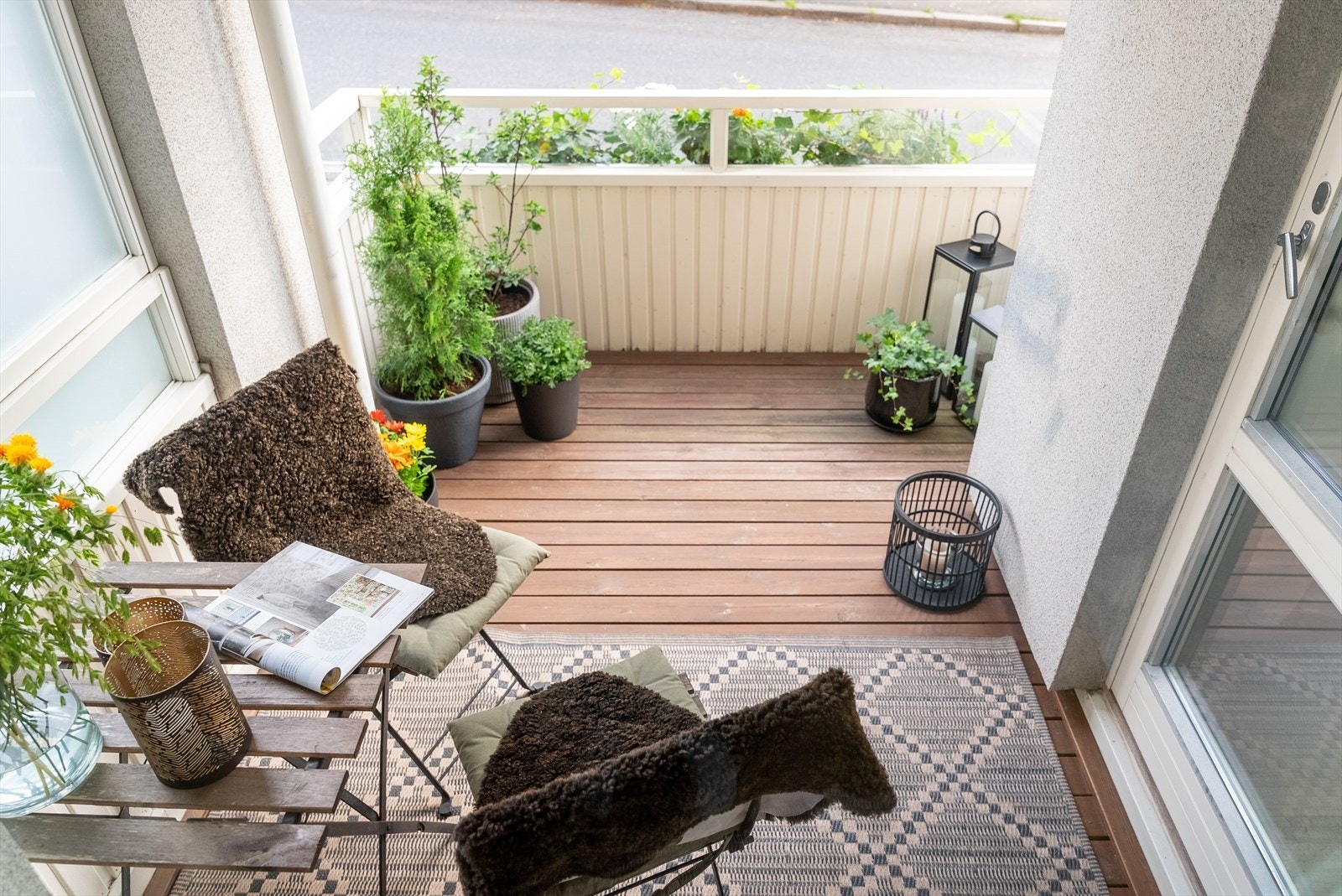 Romsligheten gir plass til en liten sittegruppe, grill og noen hyggelig planter. Galleribilde
